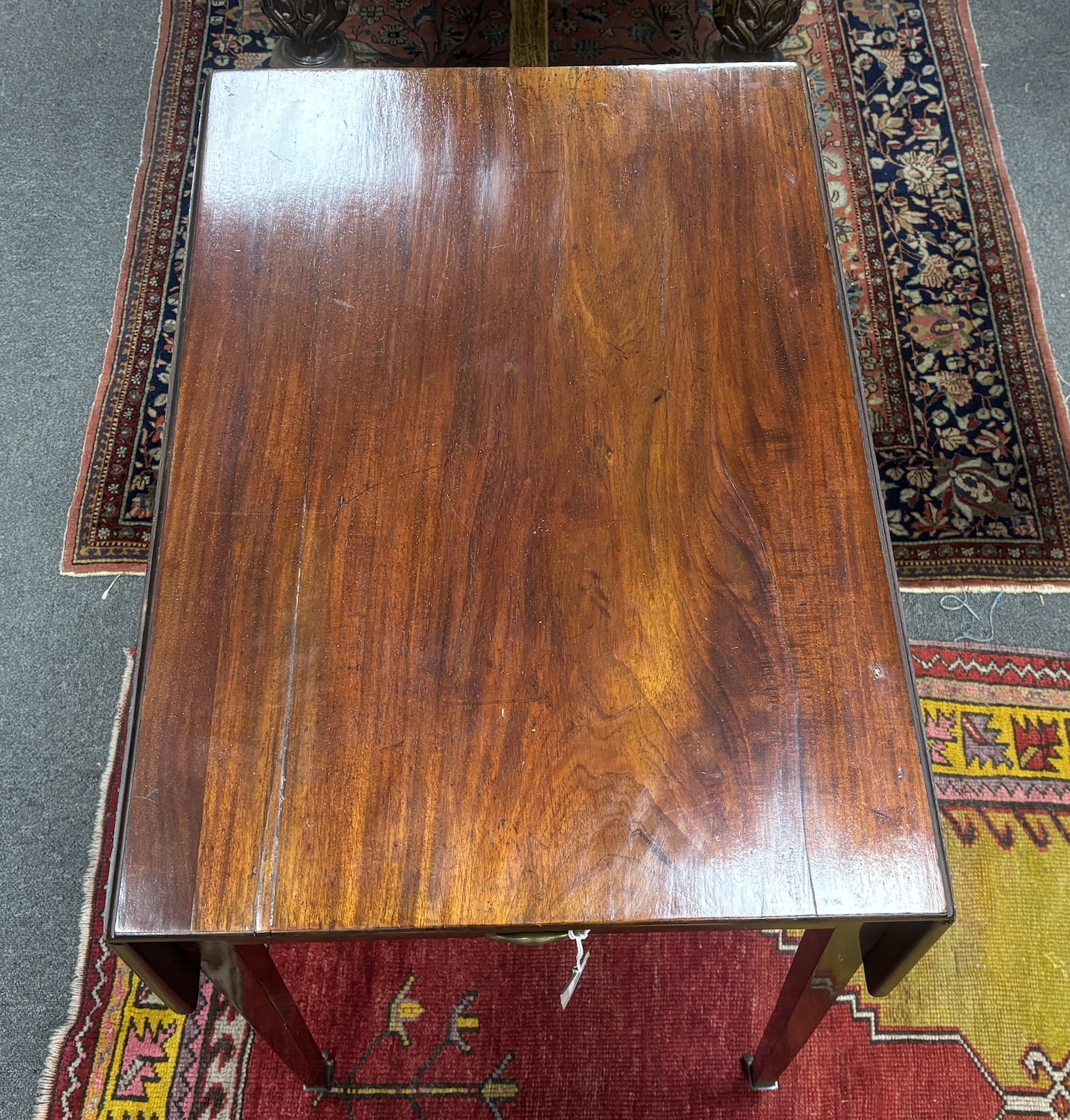 A George III mahogany Pembroke table, width 49cm, depth 70cm, height 71cm